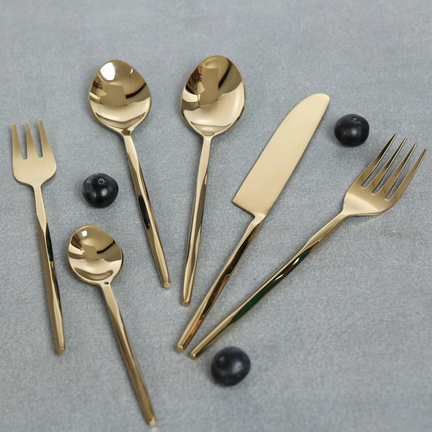 Diamond cut gold dinner spoon-set of 6